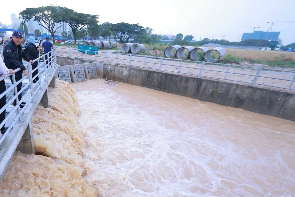 Pengerusi Jawatankuasa Perumahan dan Kerajaan Tempatan Johor, Datuk Mohd Jafni Md Shukor (kiri), ketika melawat rumah pam Sungai Chat di Johor Bahru.