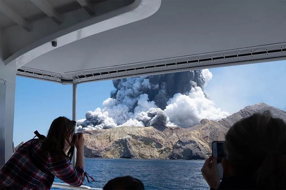 Kepulan asap berikutan letupan mendadak gunung berapi White Island di New Zealand. FOTO: AFP