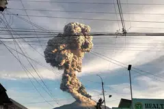Gunung Berapi Kanlaon meletus seperti yang dilihat daripada perkampungan di La Castellana, Wilayah Negros Occidental, tengah Filipina.