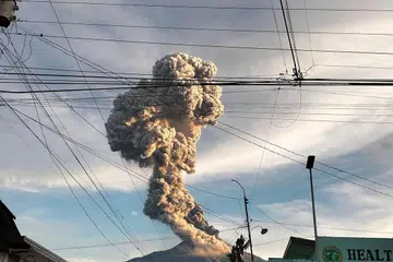 Gunung Berapi Kanlaon meletus seperti yang dilihat daripada perkampungan di La Castellana, Wilayah Negros Occidental, tengah Filipina.