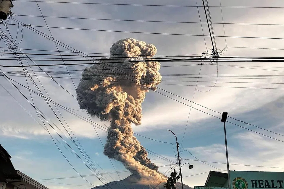 Gunung Berapi Kanlaon meletus seperti yang dilihat daripada perkampungan di La Castellana, Wilayah Negros Occidental, tengah Filipina.