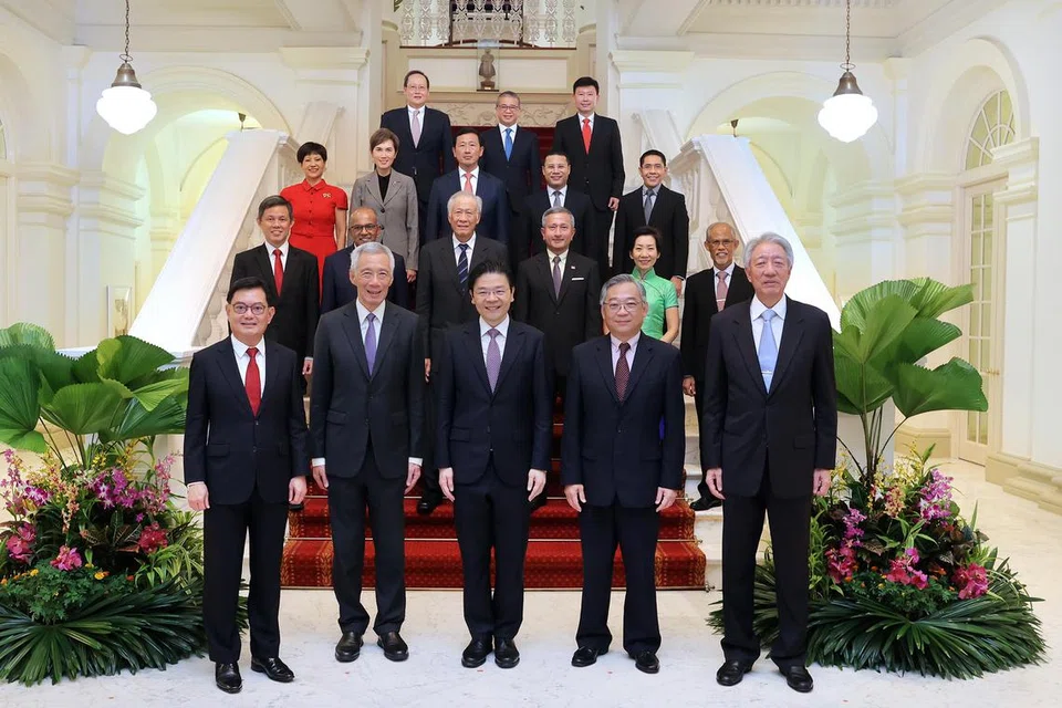 Para Menteri Kabinet yang baru mengangkat sumpah, diketuai oleh Perdana Menteri, Encik Lawrence Wong (barisan depan, tengah), di Istana selepas upacara angkat sumpah pada 15 Mei. Antara mereka termasuk (barisan depan, dari kiri) Timbalan Perdana Menteri, Encik Heng Swee Keat; Menteri Kanan, Encik Lee Hsien Loong; Timbalan Perdana Menteri, Encik Gan Kim Yong; dan Menteri Kanan, Encik Teo Chee Hean. 