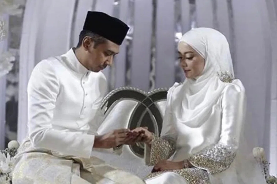 DI MAJLIS IJAB KABUL: Pelakon Mira Filzah dan pasangannya, Wan Emir Astar Wan Mohammad Khair-il Anuar, seorang arkitek yang mempunyai firma seni bina sendiri, di majlis persandingan mereka. Wan Emir telah cuba mendekati Mira sejak 2016. - Foto tangkap layar YOUTUBE MSTAR