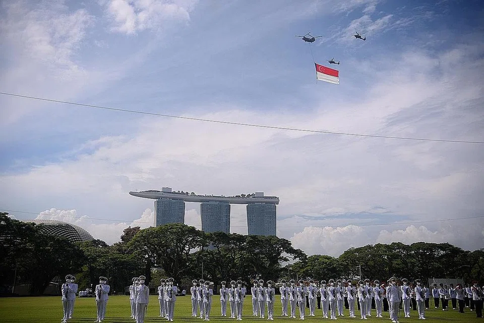 BERSKALA KECIL: Perbarisan berskala kecil dengan setiap kontinjen mempunyai 36 peserta iaitu separuh berbanding tahun-tahun lalu dek langkah jarak selamat yang diadakan bersama dengan Tembak Hormat Presiden di Padang pada segmen pagi sambutan Hari Kebangsaan. - Foto-foto BH oleh MARK CHEONG 