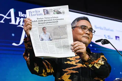Editor Berita Harian (BH), Encik Nazry Mokhtar, mengumumkan akhbar BH bakal bertukar format daripada lembaran lebar, atau ‘broadsheet,’ kepada saiz kompak pada suku pertama 2026.
