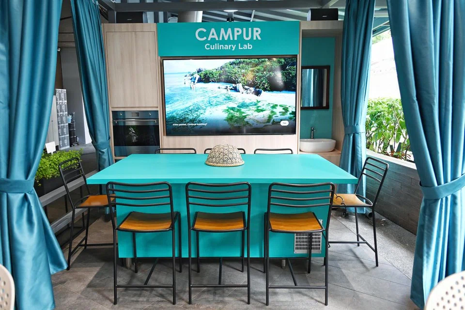 Restoran Campur Nasi Padang di Wisma Geylang Serai menampilkan dapur demo yang boleh ditempah pada kos kecil oleh korporat, cef atau peniaga dari rumah dengan sijil makanan dan kebersihan yang sah untuk mengadakan kelas memasak dan membuat kuih dan kek.