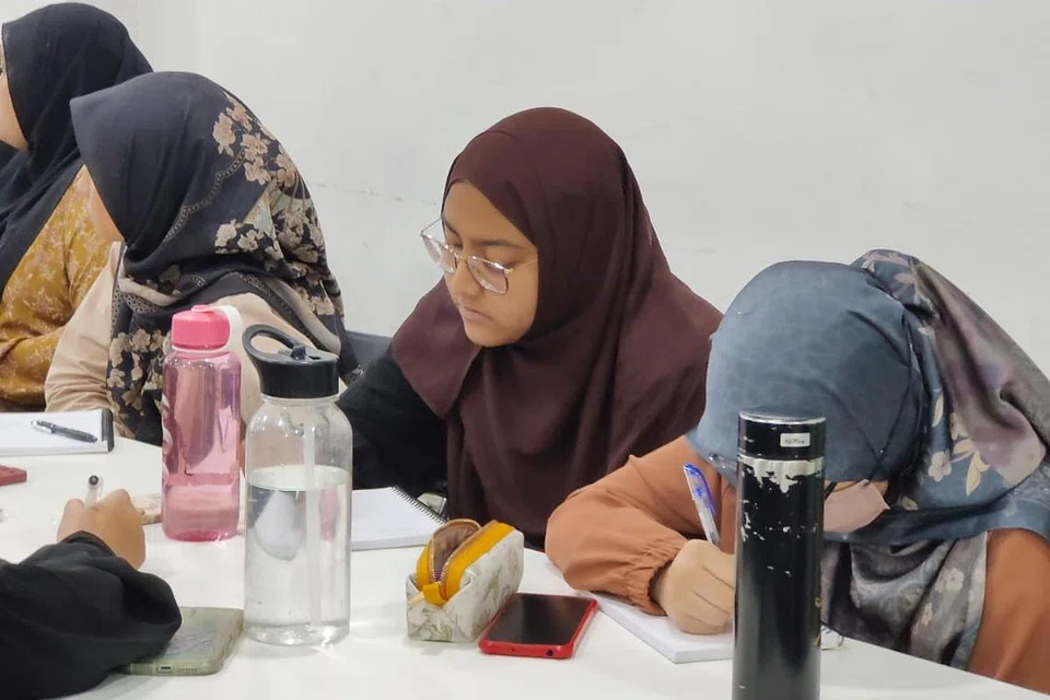 PUPUK ASAS KEUSAHAWANAN BELIA: Seramai 36 pelajar prauniversiti daripada Madrasah Al-Maarif Al-Islamiah telah menyertai Program Yayasan Belia, yang julung-julung kali dianjurkan Akademi Dewan Perniagaan dan Perusahaan Melayu Singapura (DPPMS), di pejabat DPPMS, Jalan Pinang, baru-baru ini.