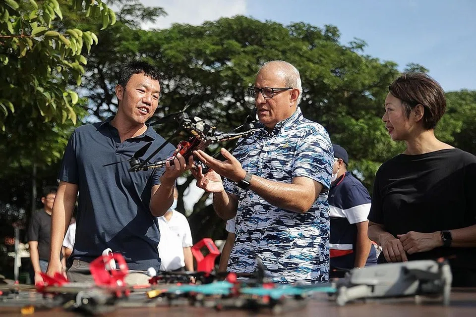 LEBIH SELESA: Encik Iswaran (tengah) sempat melihat salah sebuah dron semasa di kawasan lapang dekat Takungan Air Pandan yang lebih luas dan selesa untuk para penggemar kegiatan tersebut. - Foto BH oleh GIN TAY
