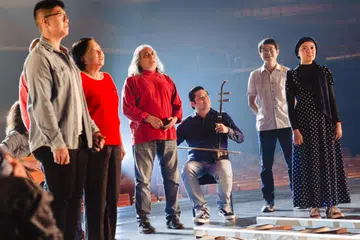 SANJUNGAN BUAT PAPA ROK: Satu penghormatan besar apabila vokalis terbilang seperti Datuk Ramli Sarip (tiga dari kiri) dilibatkan dalam pembikinan video ulang tahun lagu Hari Kebangsaan, ‘Majulah Singapura’.