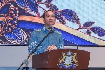 Menteri Besar Johor, Datuk Onn Hafiz Ghazi, berucap pada sesi dialog Tahun Melawat Johor 2026 di Johor Bahru.