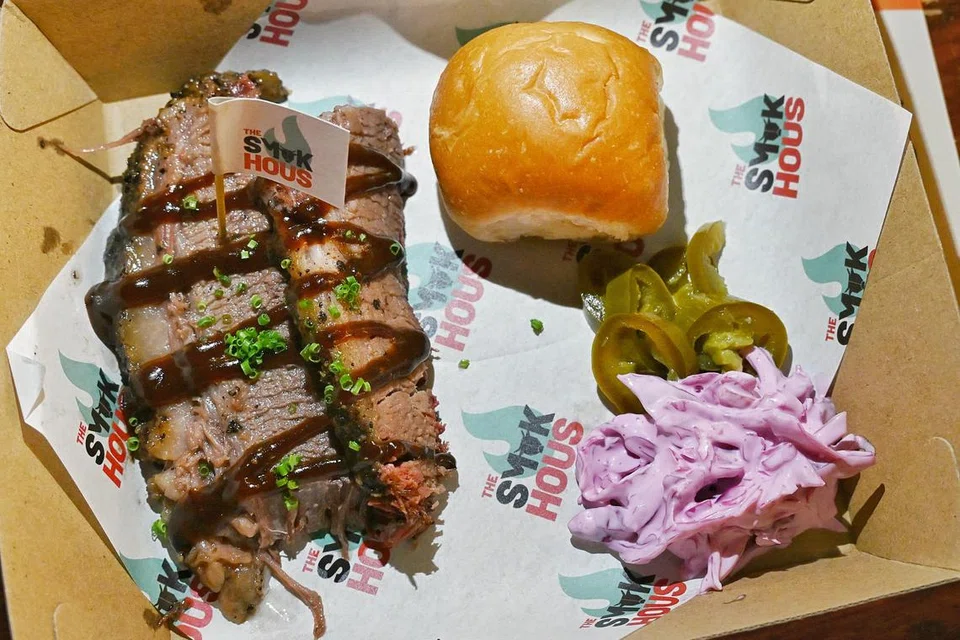 ‘Wagyu Brisket Roll’ ($18) sajian mewah dengan dagingnya yang lembut bersama roti ‘brioche’.