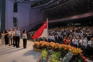 Warga baharu Singapura melafazkan ikrar negara di atas pentas semasa Upacara Kewarganegaraan di Universiti Teknologi dan Reka Bentuk Singapura (SUTD) pada 15 Ogos.