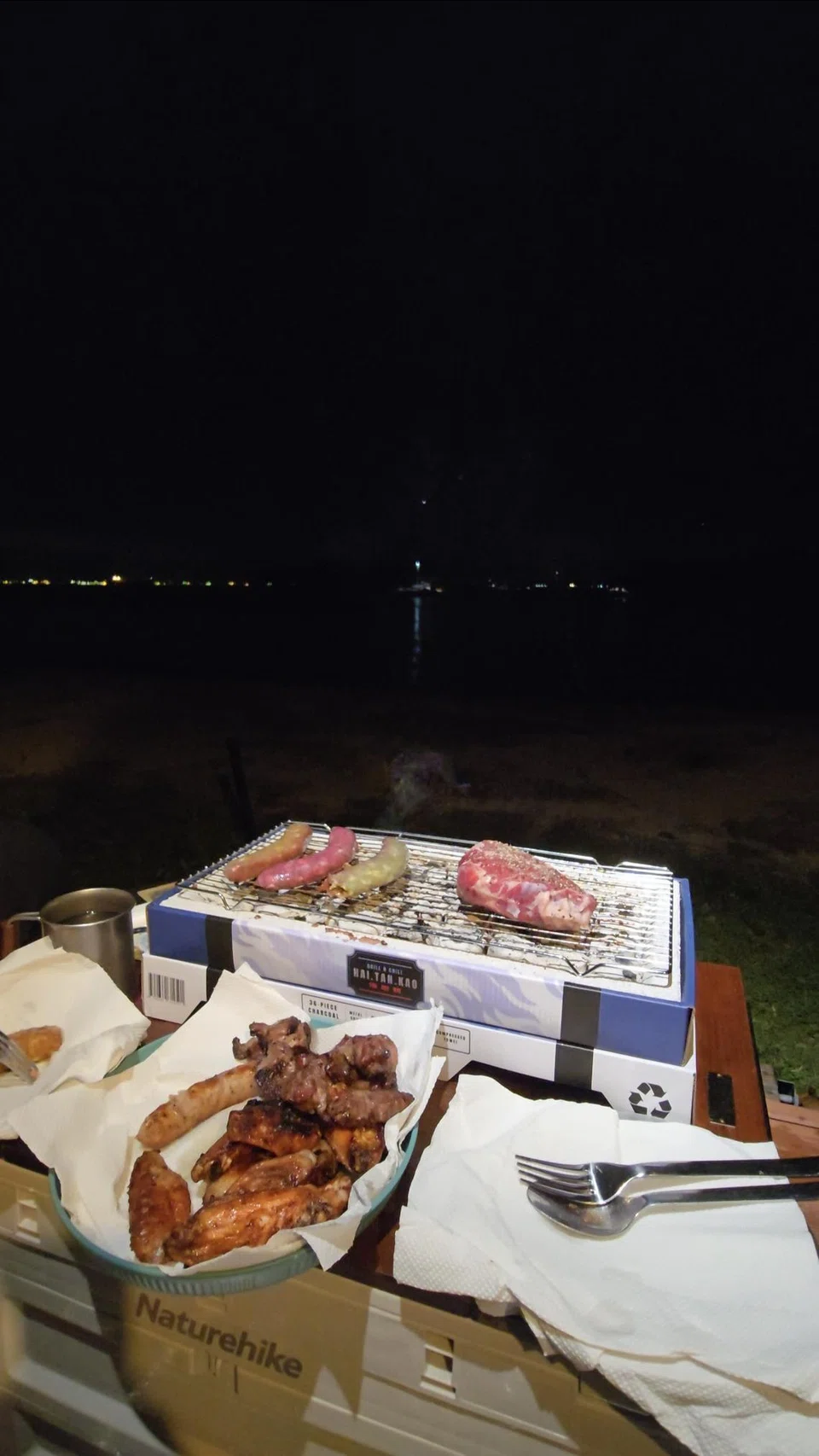 Daging perap barbeku yang disediakan Sol by BDC untuk santapan malam, dibakar menggunakan set barbeku mudah alih.