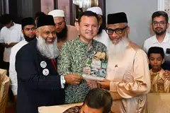 Pemangku Menteri Bertanggungjawab bagi Ehwal Masyarakat Islam, Encik Zaqy Mohamad (tengah), bergambar bersama Pengerusi Kehormat Masjid Bencoolen, Mohamed Rafeeq Mohamed Yusoof (depan, kiri), dan para hadirin di Majlis Sambutan Ulang Tahun ke-200 Masjid Bencoolen yang diadakan di Orchard Hotel pada 18 Oktober.