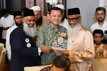Pemangku Menteri Bertanggungjawab bagi Ehwal Masyarakat Islam, Encik Zaqy Mohamad (tengah) bergambar bersama Pengerusi Kehormat Masjid Bencoolen, Mohamed Rafeeq Mohamed Yusoof (kiri) dan para hadirin di Majlis Sambutan Ulang Tahun ke-200 Masjid Bencoolen yang diadakan di Orchard Hotel pada 18 Oktober.