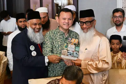 Pemangku Menteri Bertanggungjawab bagi Ehwal Masyarakat Islam, Encik Zaqy Mohamad (tengah), bergambar bersama Pengerusi Kehormat Masjid Bencoolen, Mohamed Rafeeq Mohamed Yusoof (depan, kiri), dan para hadirin di Majlis Sambutan Ulang Tahun ke-200 Masjid Bencoolen yang diadakan di Orchard Hotel pada 18 Oktober.