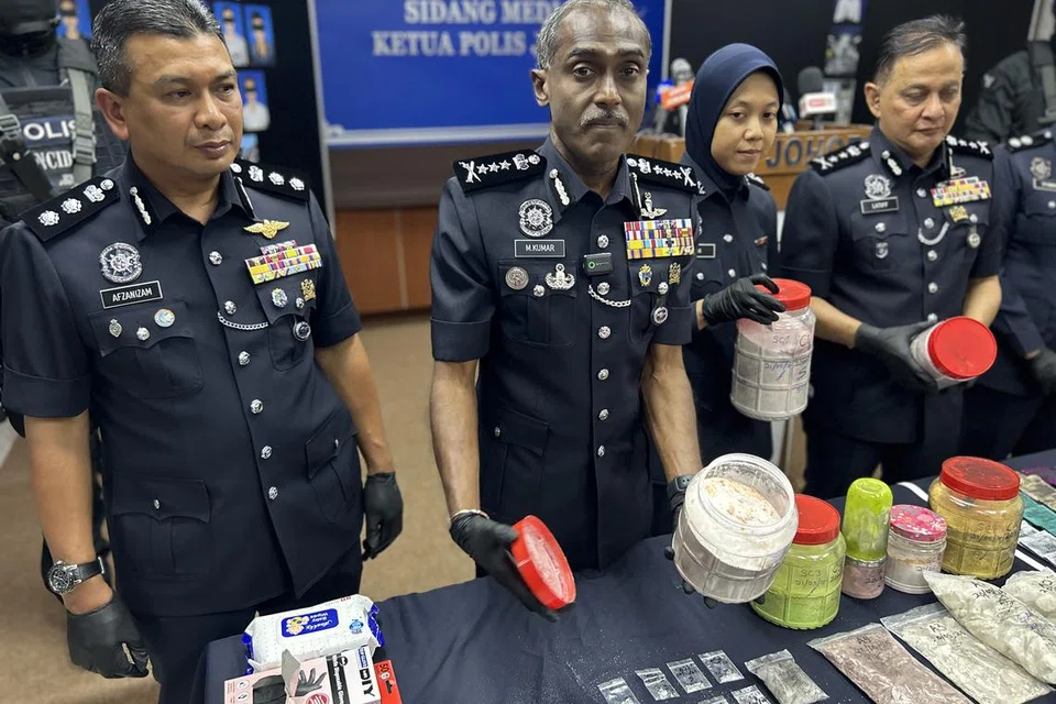 Ketua Polis Johor, Datuk M Kumar (dua dari kiri), menunjukkan dadah jenis ecstasy yang dirampas dalam satu serbuan di Johor Bahru.