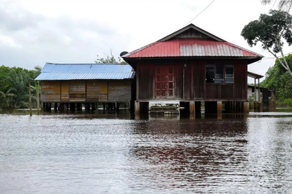 Keadaan rumah yang dilanda banjir di Kampung Gembut, Tanjung Sedili, Kota Tinggi, Johor. Kota Tinggi daerah paling teruk terjejas banjir di Johor setakat 13 Januari.