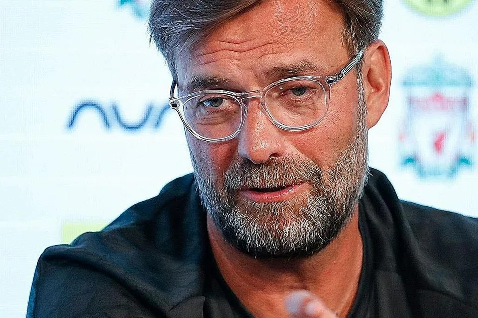 TINGKAT PRESTASI: Pengurus Liverpool, Jurgen Klopp menuntut anak buahnya supaya meningkatkan ketajaman di depan gol ketika bersiap berdepan Manchester City dalam saingan Perisai Sumbangsih di Wembley, Ahad ini. - Foto AFP