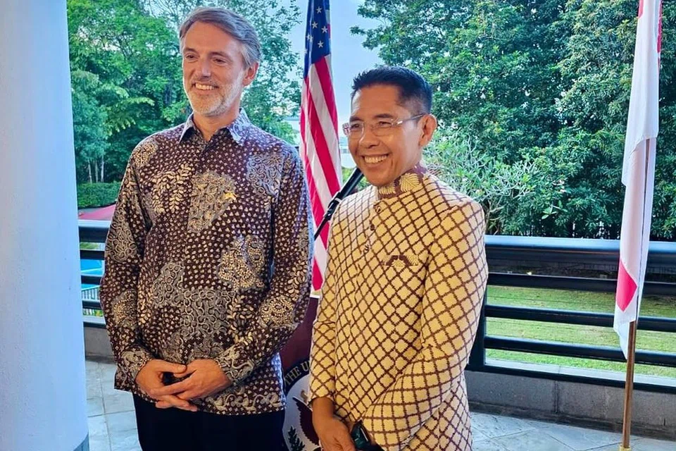 Charge d’Affaires (Diplomat Kedutaan yang menggalas amanah ketika duta tiada) di Kedutaan Amerika, Encik Casey Mace (kiri), dan Menteri di Pejabat Perdana Menteri dan Menteri Kedua (Ehwal Luar merangkap Pendidikan), Dr Mohamad Maliki Osman, bergambar di acara buka puasa Kedutaan Amerika Syarikat, yang menekankan mesej persefahaman antara kaum. 