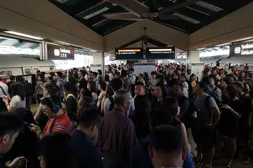 GANGGUAN KHIDMAT KERETA API: SMRT berkata khidmat bas ulang-alik telah ditawarkan bagi membantu penumpang yang terjejas.