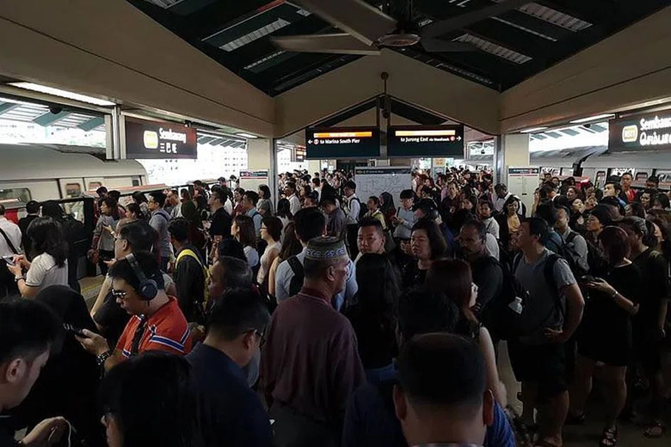 GANGGUAN KHIDMAT KERETA API: SMRT berkata khidmat bas ulang-alik telah ditawarkan bagi membantu penumpang yang terjejas.