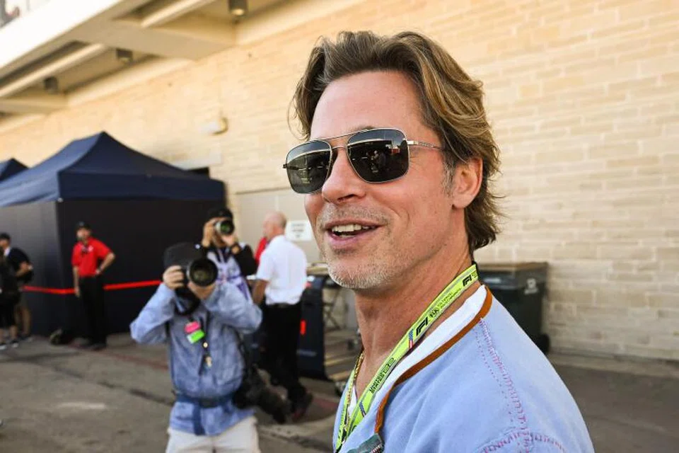 Pelakon, Brad Pitt, dikatakan sanggup menyahut cabaran tidak mandi berhari-hari lamanya untuk memenangi pertaruhan yang ditetapkan, Jason Priestley, dan seorang teman lain yang berkongsi apartmen.