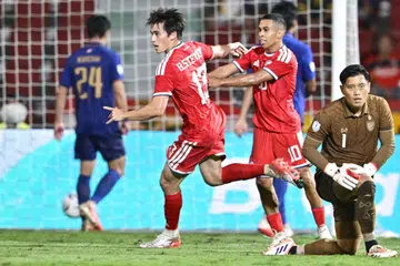 Pemain Singapura, Harhys Stewart (kiri), meraikan jaringan gol semasa perlawanan separuh akhir kedua Piala Asean Hyundai 2026 menentang Thailand di Stadium Nasional Rajamangala, Bangkok, pada 18 Ogos. Walaupun pasukan Singa memenangi perlawanan tersebut 2-1, mereka disingkirkan selepas kalah secara agregat 3-4 kepada Thailand.