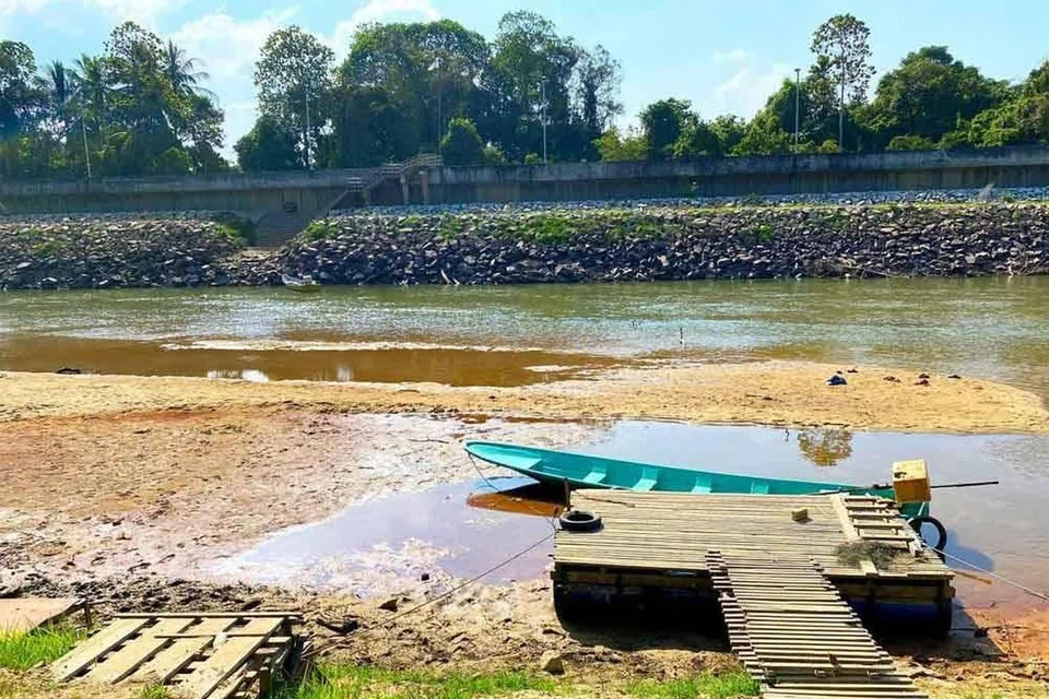 Paras air Sungai Golok di Rantau Panjang, Kelantan, yang memisahkan Malaysia dengan Thailand, surut akibat kemarau dan sudah menampakkan beting pasir. 