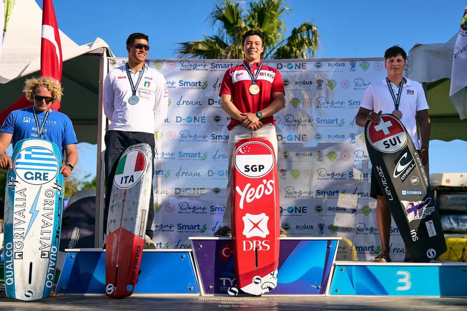 Atlet luncur lelayang Singapura, Maximilian Maeder (tengah), memenangi Kejohanan Formula Lelayang Eropah di Urla, Turkey. Turut bersamanya ialah dari kiri, Cameron Maramenides dari Greece (tempat keempat); Riccardo Pianosi dari Italy (tempat kedua); dan Gian Stragiotti dari Switzerland. 