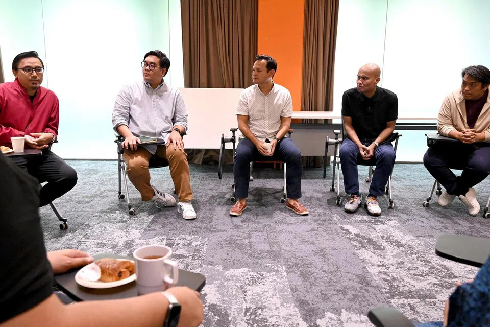 KONGSI CABARAN: Menteri Negara Kanan (Pertahanan merangkap Tenaga Manusia), Encik Zaqy Mohamad (tengah) mengadakan pertemuan dengan pekerja bebas dan pekerja ekonomi gig ini bagi mendengar cabaran yang mereka hadapi dalam dialog anjuran Berita Harian.