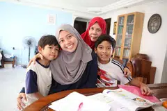 SOKONG CITA-CITA: Siti Aisyah (dua dari kiri) kini menuntut di Maktab Rendah Kebangsaan (NJC) dalam aliran sains. 