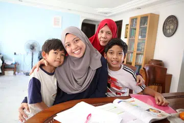 SOKONG CITA-CITA: Siti Aisyah (dua dari kiri) kini menuntut di Maktab Rendah Kebangsaan (NJC) dalam aliran sains. 