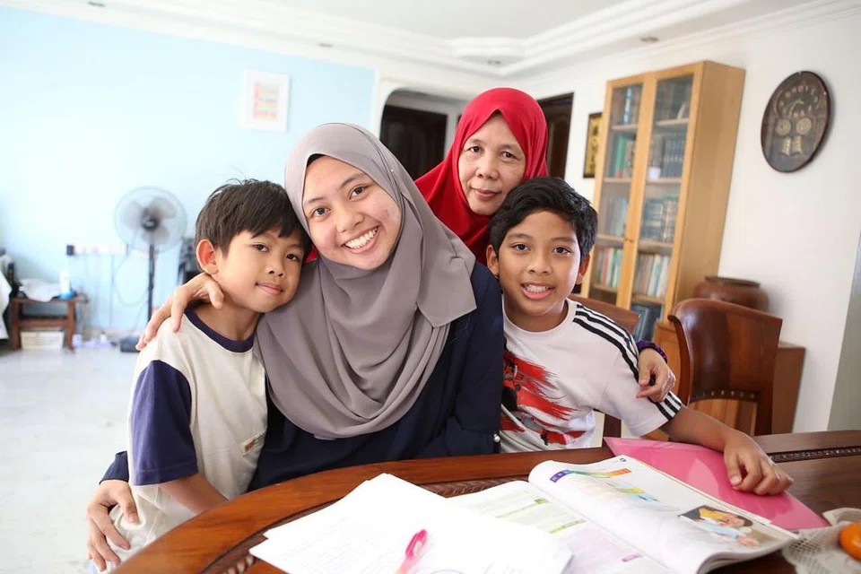 SOKONG CITA-CITA: Siti Aisyah (dua dari kiri) kini menuntut di Maktab Rendah Kebangsaan (NJC) dalam aliran sains. 