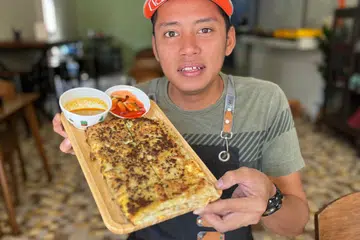 Pemilik perniagaan ‘Murtabak Singapore Dari Rumah’, Encik Mohd Daniel Shukor, 34 tahun, menunjukkan martabak yang dijual di kedainya di Taman Melawati, Kuala Lumpur.