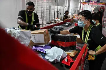 SEMAKIN MAHAL: Kos penghantaran sejak kebelakangan telah naik dan pelanggan perlu mengeluarkan lebih banyak wang untuk membiayai perbelanjaan dalam talian mereka. - Foto BM oleh KUA CHEE SIONG