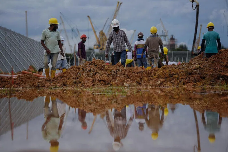 Pekerja asing memainkan peranan yang sangat penting dalam pembangunan Singapura. - Foto MARK CHEONG