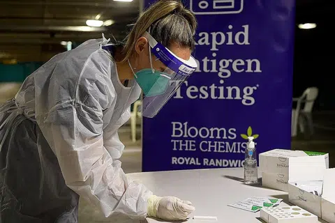 TARIK BALIK: Jururawat, Cik Niamh Costello, menunjukkan cara menjalankan Ujian Pantas Antigen Covid-19 di kemudahan pandu lalu di premis Blooms the Chemist di Sydney, Australia. - Foto EPA-EFE