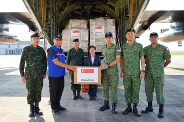 Pengarah Pusat Penyelarasan Bantuan Kemanusiaan dan Bencana Serantau Changi (RHCC), Kolonel Lew Tze Soon (tiga dari kanan) menyerahkan bekalan bantuan kemanusiaan kepada Jeneral Besar Komando Pembangunan Angkatan Tentera, Jeneral Saravut Janpum (dua dari kiri), sambil disaksikan Panglima Pasukan Pertahanan Angkatan Tentera Diraja Thailand, Jeneral Ukris Boontanondha (tiga dari kiri) dan Duta Besar Singapura ke Thailand, Cik Catherine Wong Siow Ping (empat dari kanan).                            