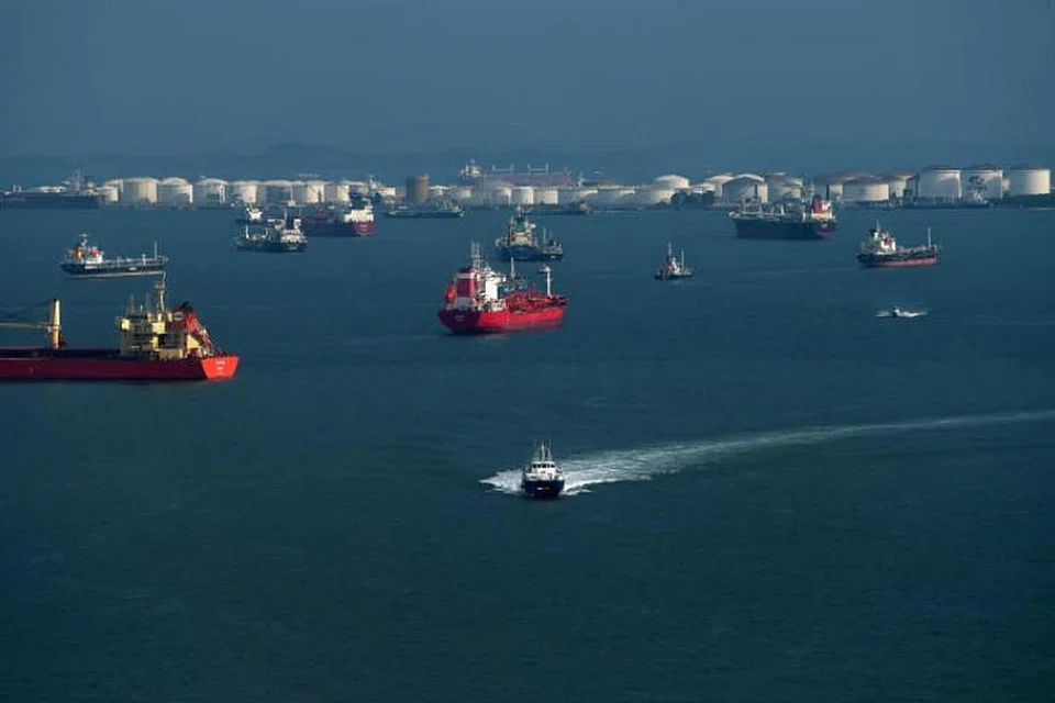 Kapal-kapal sedang berlepas dari Singapura. Dua kapal diserang oleh lanun awal Ahad (9 Februari) lalu. 