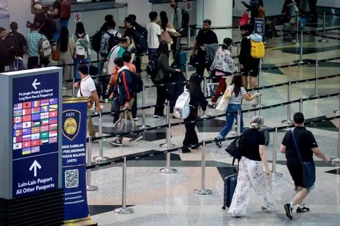 Daripada lebih 61,000 warga Malaysia yang memohon untuk melepaskan kewarganegaraan, 94 peratus memilih Singapura sebagai destinasi hijrah mereka.