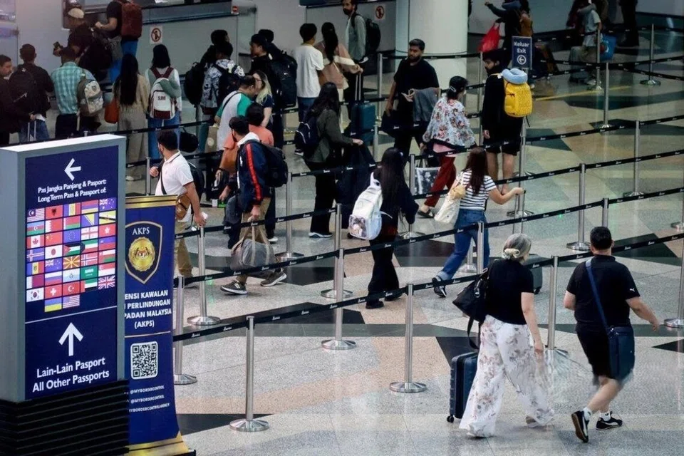 Daripada lebih 61,000 warga Malaysia yang memohon untuk melepaskan kewarganegaraan, 94 peratus memilih Singapura sebagai destinasi hijrah mereka.