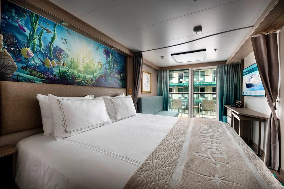 Bilik ‘Deluxe Garden View Stateroom’ bersama beranda.