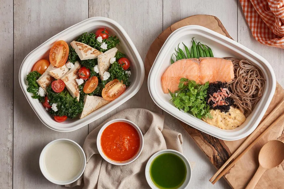 Hidangan sayur-sayuran dan ikan salmon disarankan untuk kaum ibu baru bersalin yang sedang berpantang.