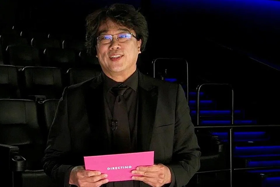 KEBANGGAAN KOREA: Pengarah asal Korea, Bong Joon-ho (gambar atas) merangkul dua Oscar berprestij - Pengarah Terbaik dan Filem Terbaik - bagi filem 'Parasite' (2019). Filem itu turut menang anugerah Lakonlayar Asli Terbaik. - Foto REUTERS 