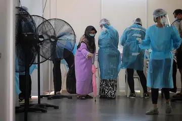 UJIAN SWAB MANDATORI: Penduduk dari Blok 87,88, 89 dan 90 Redhill Close ke tapak sementara di 89 Redhill Close untuk menjalani ujian swab wajib selepas dilaporkan cebisan virus dikesan dalam sampel air sisa yang diperolehi dari beberapa blok. - Foto-foto BH oleh JASON QUAH.