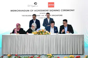 (Berdiri, dari kiri) Anggota Parlimen GRC Bishan-Toa Payoh, Encik Saktiandi Supaat, dan Pengarah Urusan Asia Pasifik, ACCA, Encik Pulkit Abrol, menyaksikan MOU yang ditandatangani oleh (duduk, dari kiri)  Timbalan Ketua Pegawai Eksekutif Mendaki Cik Zulaiha Yusuf; Ketua Pegawai Eksekutif Mendaki, Cik Zuraidah Abdullah; Pengurus Negara, ACCA, Encik Daniel Leung dan Ketua Perhubungan Pendidikan, ACCA, Encik Gavin Goh.