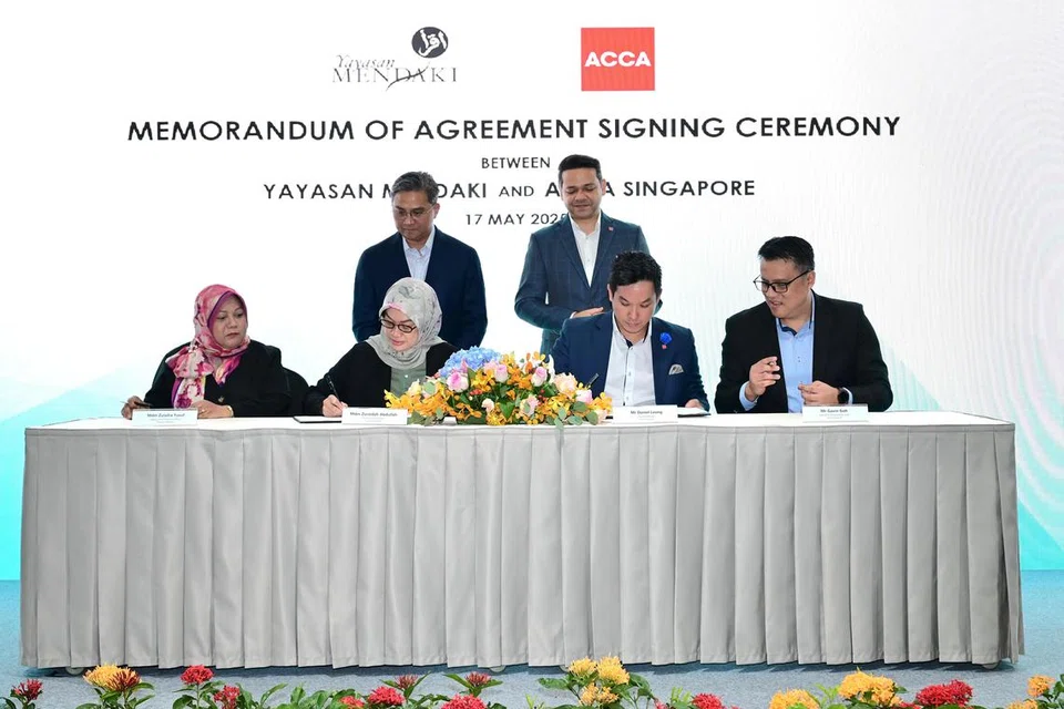 (Berdiri, dari kiri) Anggota Parlimen GRC Bishan-Toa Payoh, Encik Saktiandi Supaat, dan Pengarah Urusan Asia Pasifik, ACCA, Encik Pulkit Abrol, menyaksikan MOU yang ditandatangani oleh (duduk, dari kiri)  Timbalan Ketua Pegawai Eksekutif Mendaki Cik Zulaiha Yusuf; Ketua Pegawai Eksekutif Mendaki, Cik Zuraidah Abdullah; Pengurus Negara, ACCA, Encik Daniel Leung dan Ketua Perhubungan Pendidikan, ACCA, Encik Gavin Goh.