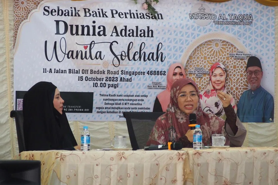 PERJELAS SUMBANGAN WANITA KEPADA MASYARAKAT: (Dari kiri) Panelis,  Ustazah Asni Abu Mansor dan Ustazah Dr Norhafizah Musa, dalam forum perdana, ‘Sebaik-baik Perhiasan Dunia Adalah Wanita Solehah’ yang berlangsung di Masjid Al-Taqua pada 15 Oktober.