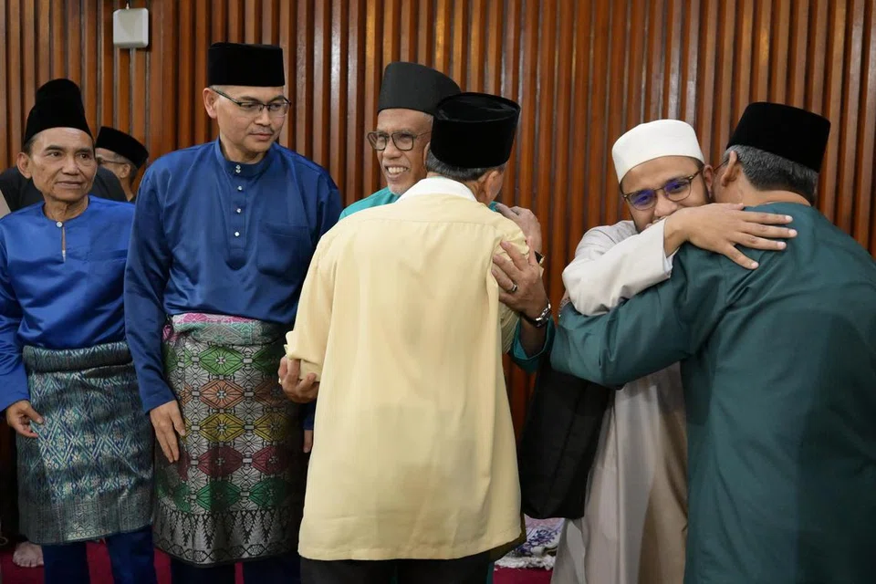 Menteri Bertanggungjawab bagi Ehwal Masyarakat Islam, Encik Masagos Zulkifli Masagos Mohamad (tiga dari kiri) bersama anggota jemaah selepas menunaikan solat Hari Raya Aidilfitri di Masjid Al-Iman pada 31 Mac, yang diimamkan oleh Mufti, Dr Nazirudin Mohd Nasir (dua dari kanan). Bersama beliau ialah Presiden Muis, Encik Sa’at Abdul Rahman (kiri); dan Pengerusi Masjid Al-Iman, Encik Ridzwan Abu Bakar (dua dari kiri)